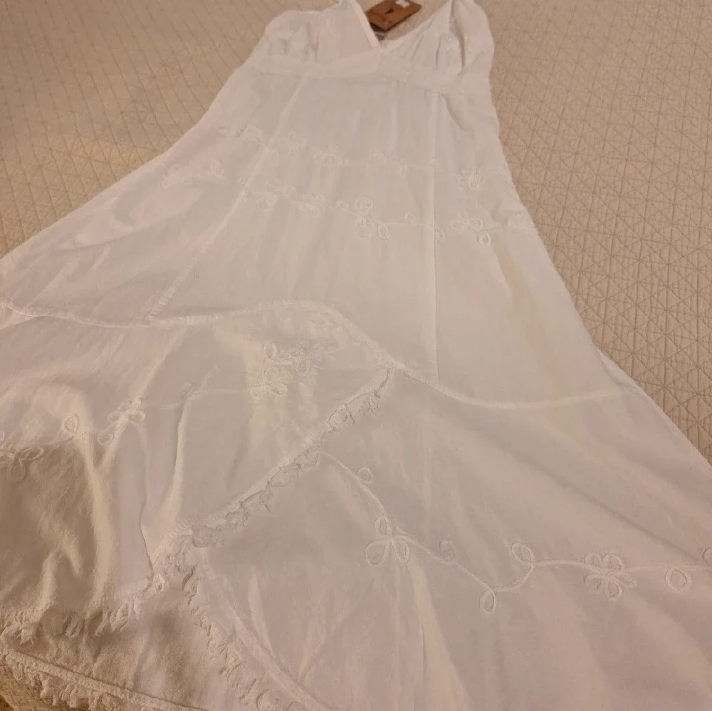 Giocam White Embroidered V-Neck embrodery Dress